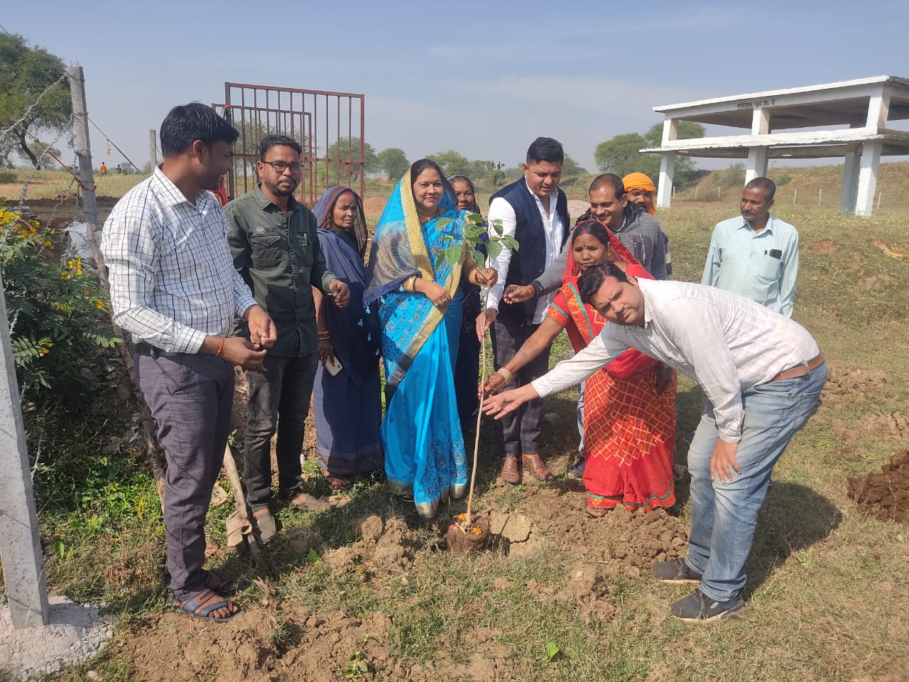 जिला पंचायत अध्यक्ष शालिनी रिवेंद्र यादव ने खुर्सीडीह मुक्तिधाम के वृहद पौधरोपण कार्यक्रम में 9649